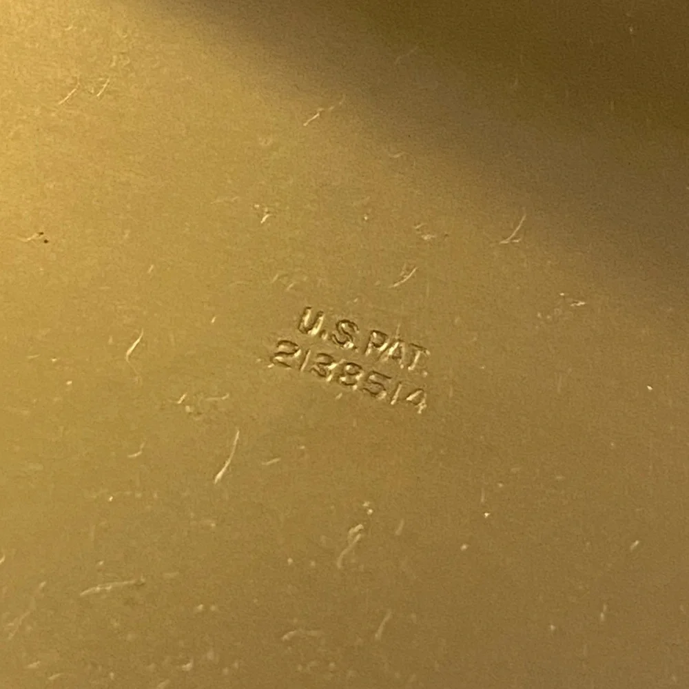 RARE 1940s Gold Henriette Mirror Compact with Etched Design - Picture 14 of 16